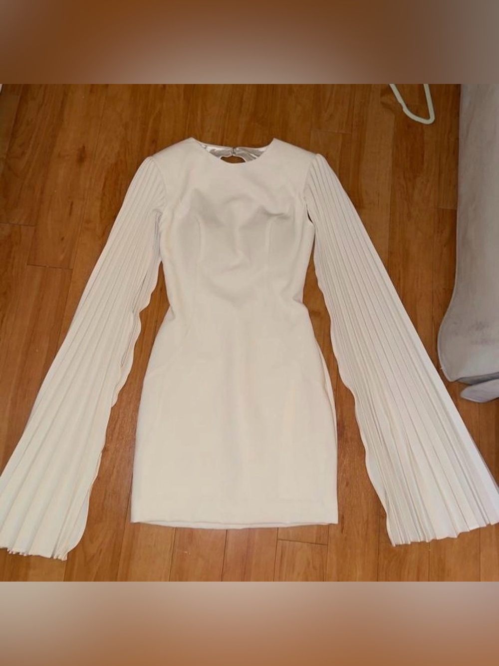 White Jovani dress with pleated sleeves, like a cap almost. And it has open back - Picture 2 of 8